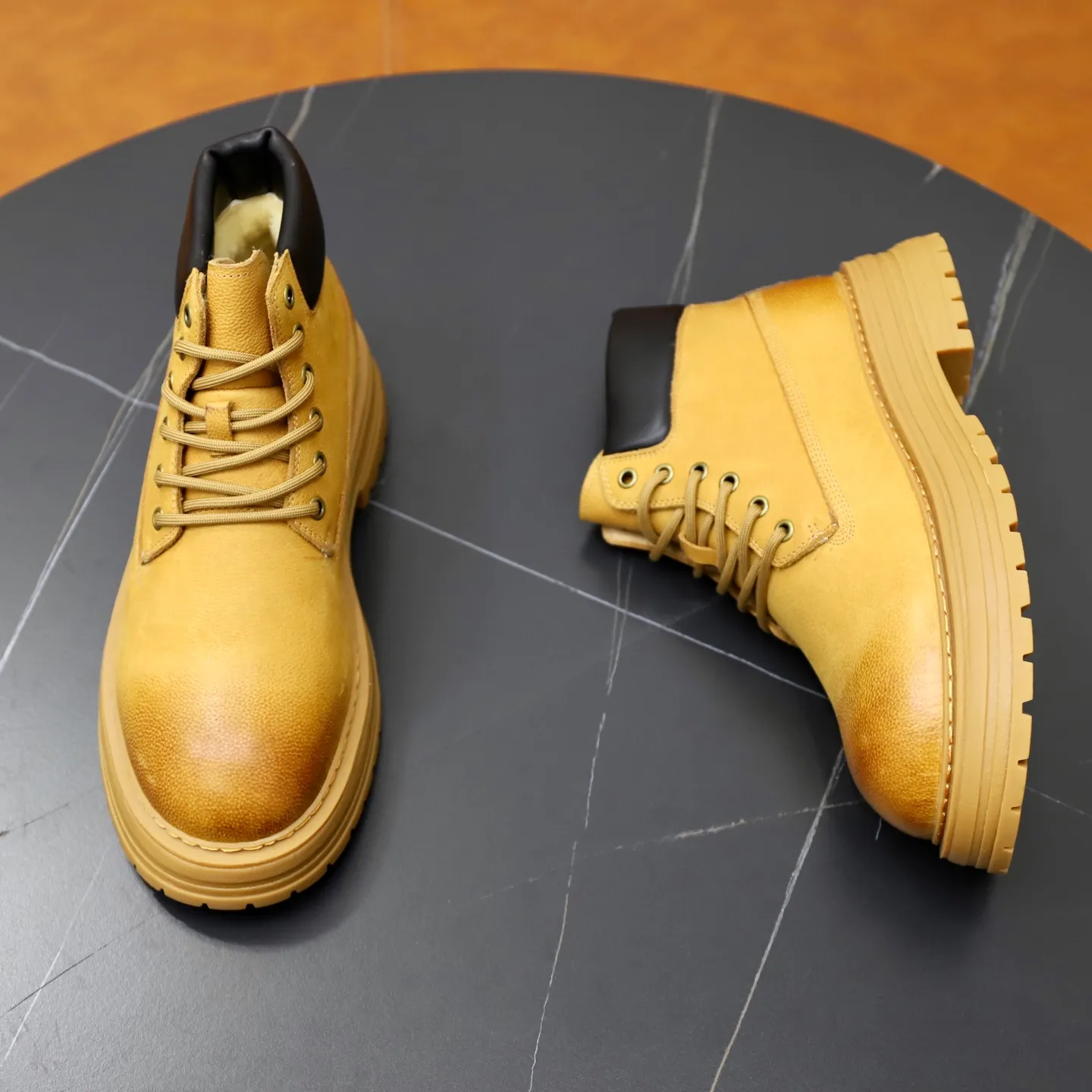 Ex-factory price: 680💰Thick wool imported from Australia Brand: UGG genuine purchasing agent Size: 38-44 (customized in 45) Grade: Official website 1:1 Material: First-layer genuine leather waterproof and antifreeze upper Real wool lining Original non-slip Soft wear-resistant outsole Style category: Men's casual shoes Trendy style Comfortable on the feet Color: Official website color synchronization